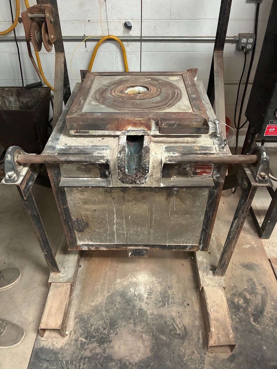 Induction smelting furnace